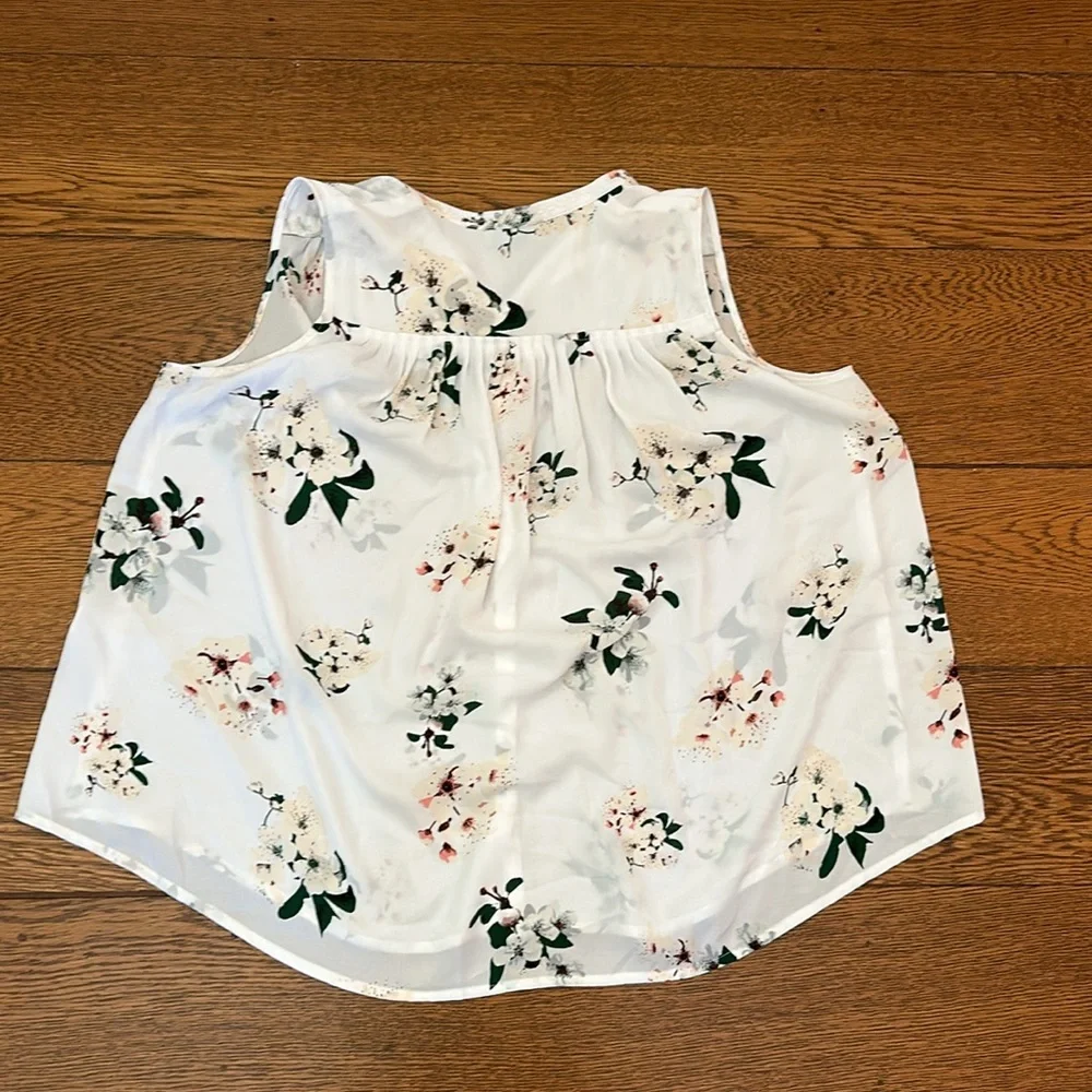 Lucky Sleeveless Floral Blouse - Picture 4 of 4